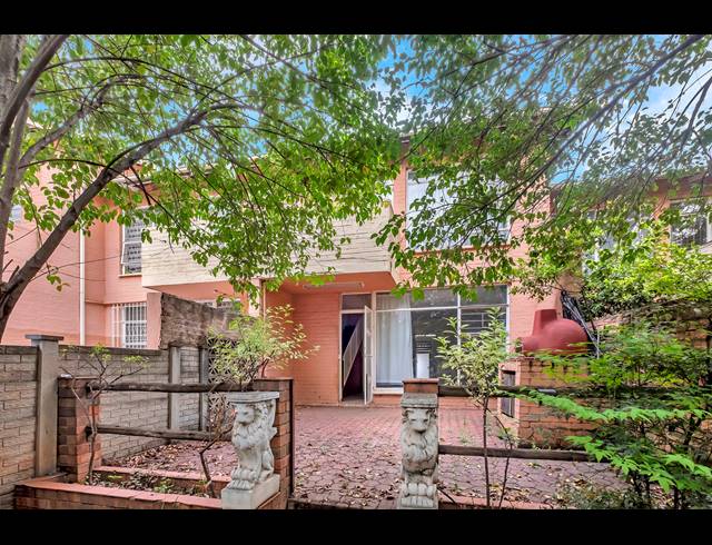 2 BEDROOM TOWNHOUSE FOR SALE IN WINDSOR EAST